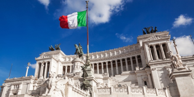 Italy-flag-in-front-of-national-monument