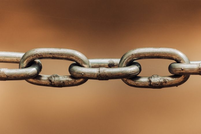 Close,Up,Chain,Links,On,Sepia,Colored,Backdrop,As,Old